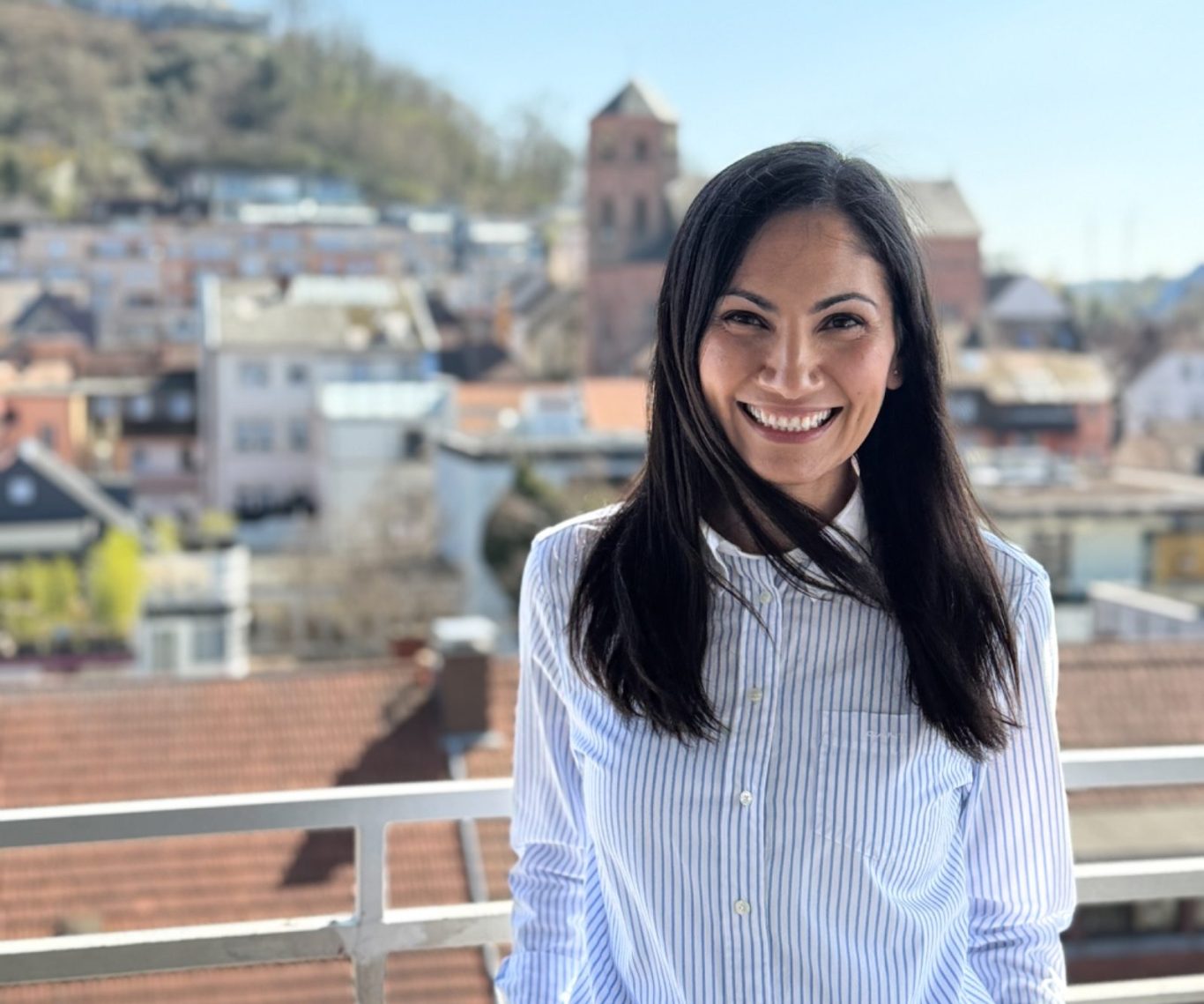 Lea Baron lächelt sympathisch in die Kamera.